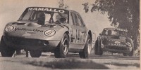 Mauricio GARCÍA (Liebre 1 1/2-Chevrolet) seguido del Ford de BONANO, poco antes de la tragedia.