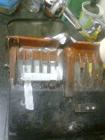 Poniendo cinta de papel para sostener las partes y pegar con erpox acero porque había muchos huecos donde faltaba el plástico y era necesario un adhesivo que rellene mucho y quede bien firme.