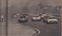 Se larga la final en el autódromo &quot;Oscar Cabalén&quot;, y el pequeño pero homogéneo pelotón se apresta a encarar la primera curva del circuito en medio de la expectación general.