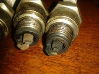 Esta es la bujia del cilindro 1, en comparacion a las otras. Nose cuanto tiempo tenian las bujias, pero eran todas de marcas distintas y habia algunas mas quemadas que otras, asique capaz que es mucho mas vieja que las otras.