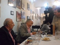 Carlos LOBBOSCO firmando los diplomas. A su lado Jorge CUPEIRO.