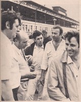 Grupo humano integrado por directivos (FANGIO y BERTA) y proletarios (piloto GARCÍA VEIGA y &quot;Larry&quot; y mecánico CASARÍN)