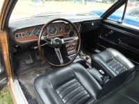 Vista del interior del vehículo, parte delantera del habitáculo donde ya se aprecian los cambios en volante, butacas y tapizado de paneles de puerta.