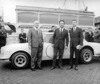 El &quot;maestro&quot;, posa junto a uno de los autos, entiendo que todavía en el Puerto de Santa María de los Buenos Aires.