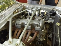 Observen el primer plano del vano motor de la W TC. Las seis trompetas que apuntan todas en diferente ángulo. Vean el radiador mixto agua-aceite, también provisto por fábrica, y homologado ante la FIA.