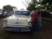 Nuestro reportero gráfico posa con cara de &quot;feliz cumpleaños&quot;, junto a uno de sus autos favoritos.