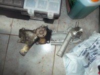 Observen la boquilla de arriba de la bomba vieja, ya ni existía donde agarra la manguera.