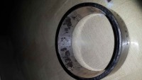Hola a todos , gracias por responder , y les hice caso , le di hasta que salió jaja , con el corta fríos lo más cerca de él centro de la masa y después de 134 golpes salió , perdón si quedó desprolijo es que no se como hacerlo pero bueno dejo la foto de la cubeta , y gracias devuelta por el  apollo