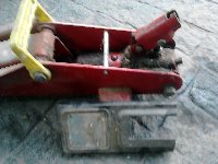 sin tapa plastica, se ve el cilindro y una tapa de goma a presion.
