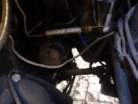 lugar de salida en bano motor. la manguera azul es la que pasa por dentro de la del drenaje.