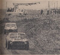 Juan Manuel BORDEU y Eduardo CASÁ se deslizan sobre el barro. Fue la primera vuelta y ya se habían tocado en una curva.